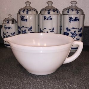 MILK GLASS 4cup Pouring Mixing Bowl VINTAGE